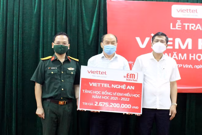 Viettel Nghệ An trao 2,6 tỷ đồng học bổng cho Hội Khuyến học Nghệ An và Sở GD-ĐT Nghệ An.