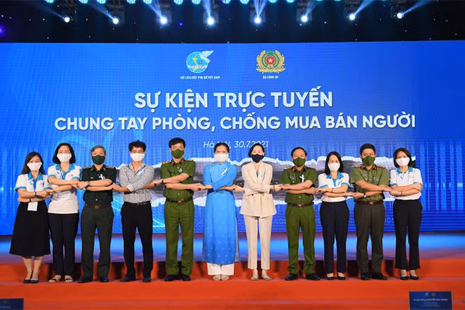 Các đại biểu cam kết chung tay phòng, chống mua bán người tại sự kiện trực tuyến Chung tay phòng, chống mua bán người do Bộ Công an phối hợp với Hội Liên hiệp Phụ nữ Việt Nam tổ chức nhân Ngày toàn dân phòng, chống mua bán người 30/7. 