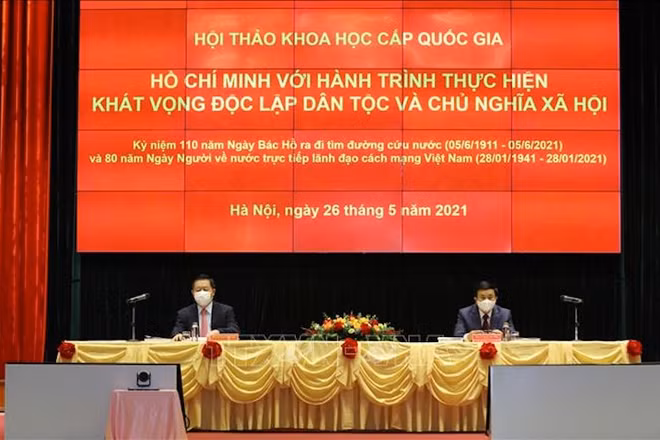 Đồng chí Nguyễn Xuân Thắng, Ủy viên Bộ Chính trị, Giám đốc Học viện Chính trị quốc gia Hồ Chí Minh, Chủ tịch Hội đồng Lý luận Trung ương và đồng chí Nguyễn Trọng Nghĩa, Bí thư Trung ương Đảng, Trưởng Ban Tuyên giáo Trung ương chủ trì Hội thảo. Ảnh: Nguyễn Điệp/TTXVN