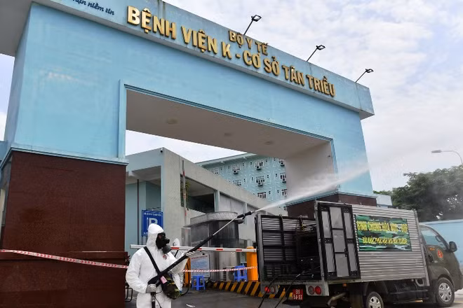 Phun khử khuẩn tiêu độc tại Bệnh viện K cơ sở Tân Triều, huyện Thanh Trì. (Ảnh: DUY LINH)