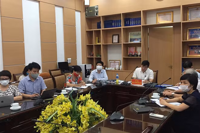 Các chuyên gia đầu ngành hội chẩn từ xa. 