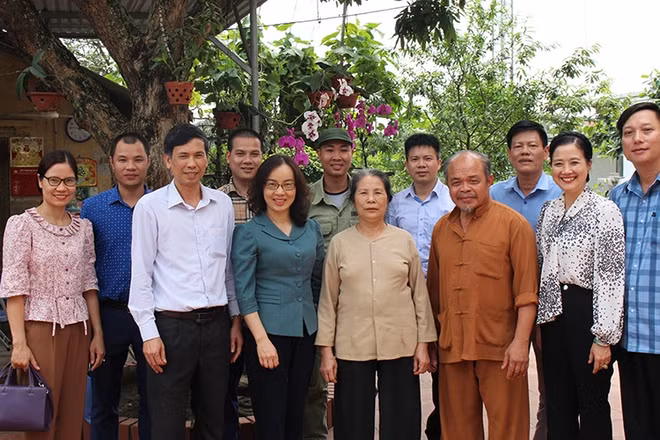 Bà Nguyễn Thị Kim Anh (áo xanh, hàng đầu), Vụ trưởng Pháp chế, Bộ NN-PTNT thăm mô hình sản xuất liên kết chăn nuôi thỏ New Zealand tại thôn Định Cương, xã Xuân Lai, huyện Gia Bình, tỉnh Bắc Ninh.