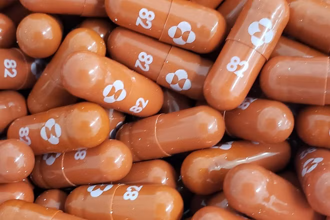 Một viên thuốc điều trị Covid-19 thử nghiệm, mang tên molnupiravir, do Merck và Ridgeback Biotherapeutics phát triển. Ảnh: Reuters.