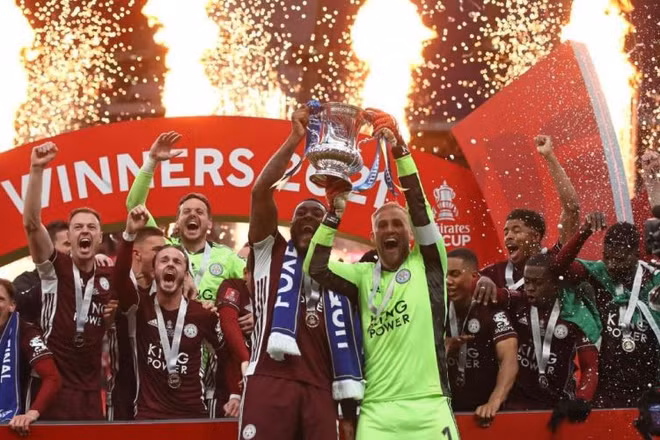 Các cầu thủ Leicester City nâng cao chiếc Cúp FA đầu tiên trong lịch sử đội bóng. (Ảnh: Getty Images)