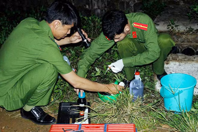 Lực lượng chức năng Lâm Đồng lấy mẫu nước thải tại một công ty để kiểm nghiệm. (Ảnh minh họa)