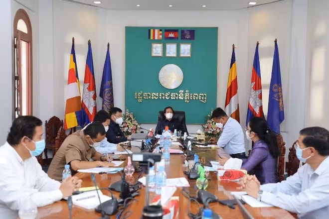Thị trưởng Phnom Penh Khuong Sreng chủ trì cuộc họp phòng, chống Covid-19. (Ảnh: Fresh News)
