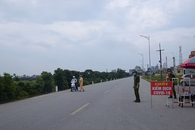 Lực lượng chức năng huyện Phù Cừ thực thi nhiệm vụ phòng chống dịch.