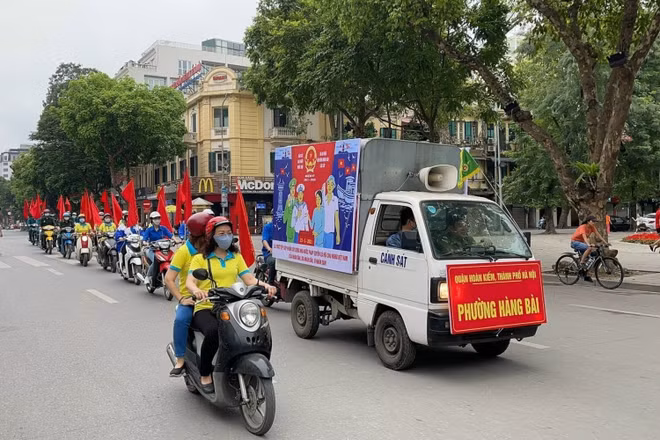 Các đơn vị đẩy mạnh tuyên truyền trên hệ thống phát thanh kết hợp cổ động trực quan, nhằm nâng cao ý thức phòng, chống dịch Covid-19 cho người dân.