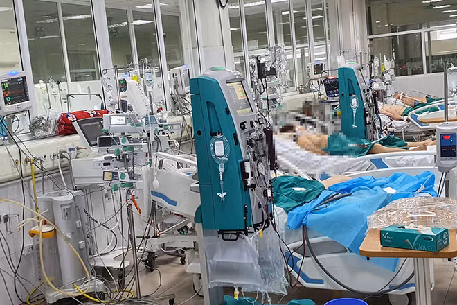 Nhiều bệnh nhân nặng đang được các bác sĩ nỗ lực cứu chữa tại BV Bệnh Nhiệt đới Trung ương.