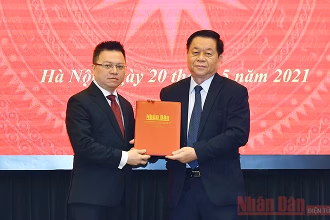 Trưởng Ban Tuyên giáo Trung ương Nguyễn Trọng Nghĩa trao Quyết định của Bộ Chính trị phân công đồng chí Lê Quốc Minh giữ chức vụ Tổng Biên tập Báo Nhân Dân. Ảnh: Duy Linh