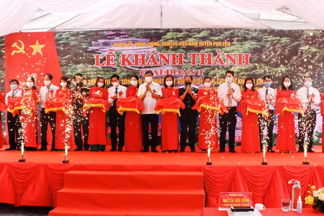 Cắt băng khánh thành công trình.