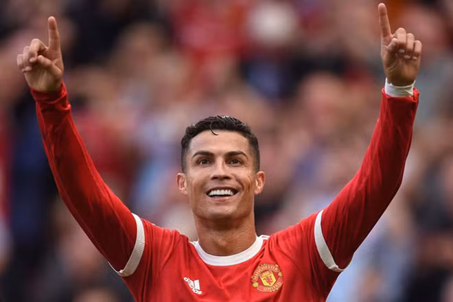 Cristiano Ronaldo tỏa sáng với cú đúp ngay trận ra mắt MU.