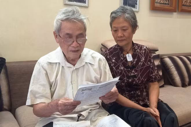Những ngày này, ông La Văn Tần thường cùng vợ đọc lại những trang nhật ký về ngày Quốc khánh 2/9.