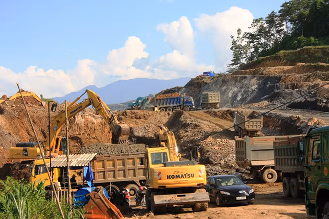 Công ty TNHH Xây dựng, thương mại Lilama khai thác quặng apatit trên mặt bằng Dự án xây khách sạn, nhà hàng, tại xã Đồng Tuyển, TP Lào Cai, năm 2014.