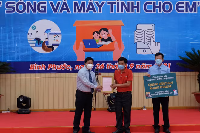 Lãnh đạo tỉnh Bình Phước tiếp nhận nguồn ủng hộ chương trình “Sóng và máy tính cho em”.