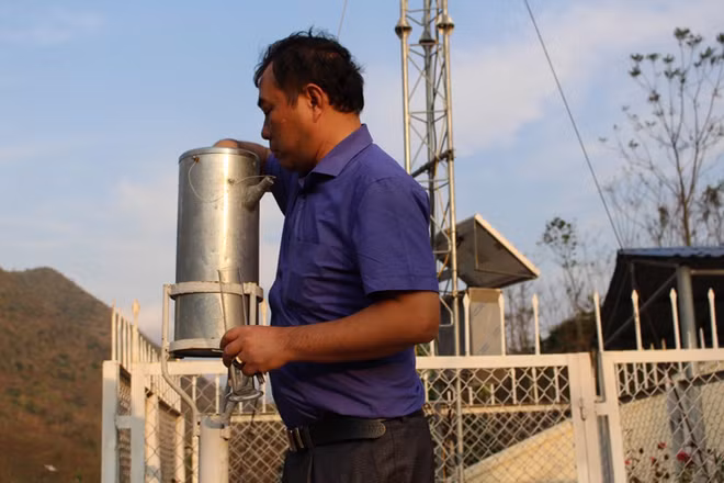 Kiểm tra hệ thống đo mưa tự động tại Trạm Khí tượng - Thủy văn Mường Lát (Đài Khí tượng - Thủy văn khu vực Trung Trung Bộ).