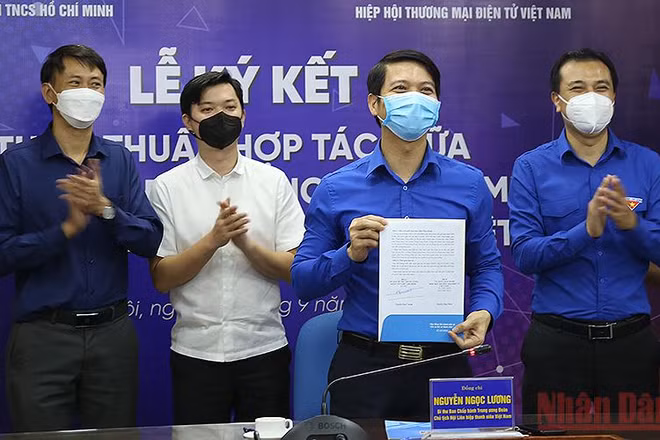 Đồng chí Nguyễn Ngọc Lương, Bí thư Trung ương Đoàn, Chủ tịch Hội Liên hiệp Thanh niên Việt Nam (thứ 2 từ phải sang) thực hiện nghi lễ ký kết thỏa thuận theo phương thức trực tuyến. 