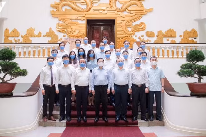 Thủ tướng Phạm Minh Chính chụp ảnh cùng lãnh đạo Đài Tiếng nói Việt Nam. (Ảnh: VOV)