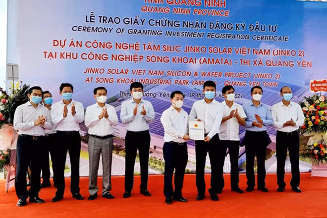 Trao Giấy chứng nhận đăng ký đầu tư Dự án công nghệ tấm Silic Jinko Solar Việt Nam, tại Khu công nghiệp Sông Khoai, thị xã Quảng Yên.