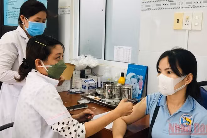 Trung tâm Kiểm soát Bệnh tật tỉnh Bạc Liêu đẩy nhanh tiêm vaccine phòng Covid-19 cho người dân. (Ảnh: Trọng Duy)