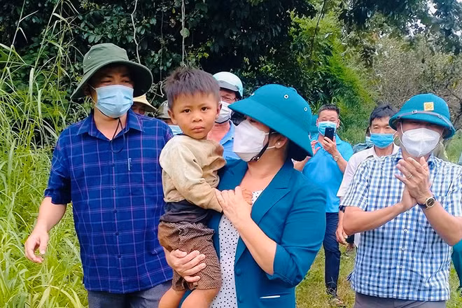 Niềm vui của cơ quan chức năng và nhân dân khi tìm thấy cháu Thạch Lâm Tùng.