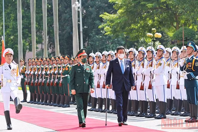 Bộ trưởng Quốc phòng Phan Văn Giang và Bộ trưởng Quốc phòng Nhật Bản Kishi Nobuo duyệt đội danh dự. (Ảnh: Thái Hưng)