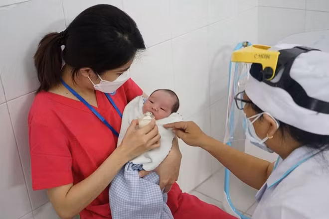 Chăm sóc trẻ vắng mẹ do mắc Covid-19 tại Trung tâm H.O.P.E, TP Hồ Chí Minh (Ảnh: Phương Hằng).