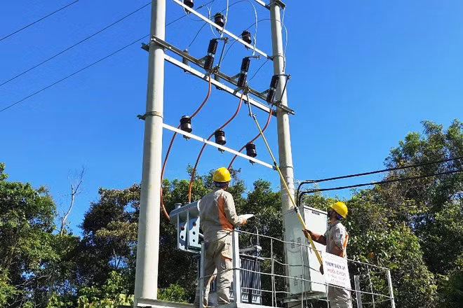 Công nhân kỹ thuật Điện lực TP Điện Biên Phủ đóng điện Trạm biến áp Huổi Chỏn.