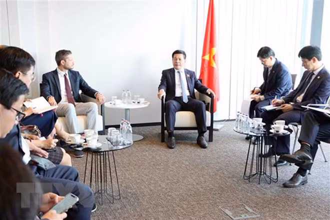 Bộ trưởng Công thương Nguyễn Hồng Diên và ông Jerome Pero, Tổng Thư ký Hiệp hội hàng thể thao châu Âu (FESI). (Ảnh: TTXVN)