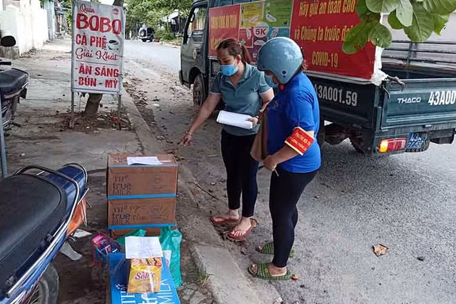 Xếp hàng chờ tới lượt đi chợ hộ