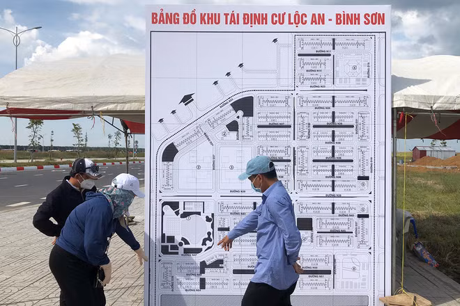 Một điểm giao dịch dựng hẳn bản đồ tổng thể các lô đất để giới thiệu cho khách tìm hiểu ngay trong khu tái định cư Lộc An - Bình Sơn.