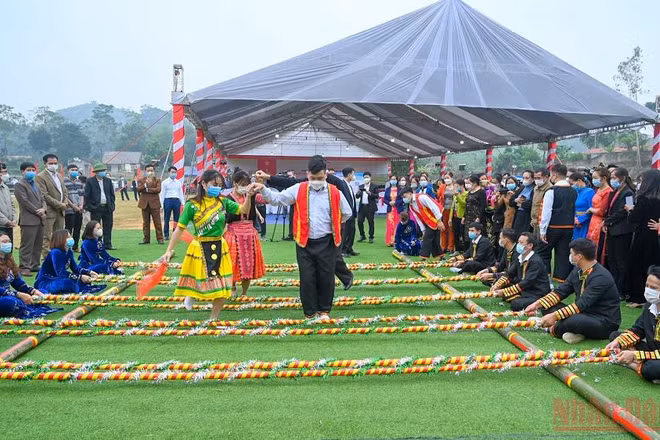 Không khí vui tươi của Ngày hội đại đoàn kết toàn dân tộc tại sân vận động xóm Quyết Tâm, xã Trung Lương, huyện Định Hoá, tỉnh Thái Nguyên. (Ảnh: DUY LINH)