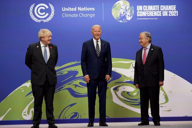 Tổng Thư ký Liên hợp quốc Antonio Guterres (phải), Thủ tướng Anh Boris Johnson (trái) và Tổng thống Mỹ Joe Biden tại Hội nghị COP26. (Ảnh: Reuters)