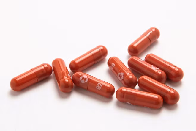 Viên thuốc điều trị Covid-19 thử nghiệm molnupiravir do Merck sản xuất. Ảnh: Reuters.