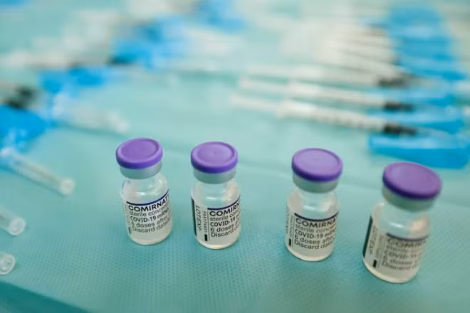 Ngày 8/10, Nhật Bản đã ký thỏa thuận mua 120 triệu liều vaccine ngừa Covid-19 của Pfizer - dự kiến bắt đầu bàn giao từ tháng 1/2022. (Ảnh: Reuters)