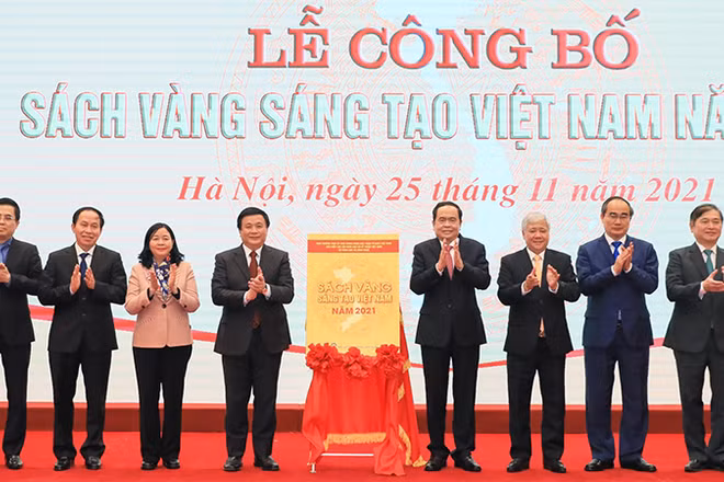 Lãnh đạo Đảng, Nhà nước, Quốc hội, Mặt trận Tổ quốc Việt Nam, các cơ quan liên quan thực hiện nghi thức công bố Sách vàng Sáng tạo Việt Nam năm 2021. (Ảnh: Quang Vinh)