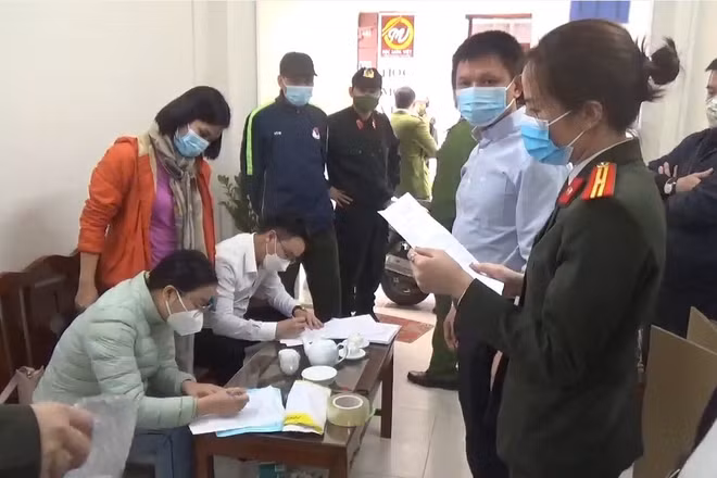 Lực lượng an ninh điều tra khám xét nơi làm việc của các đối tượng trong mua bán hóa đơn trái phép.