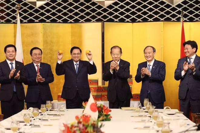 Thủ tướng Phạm Minh Chính gặp cựu Thủ tướng Nhật Bản Suga Yoshihide và Chủ tịch Liên minh Nghị sĩ hữu nghị Nhật Bản-Việt Nam Nikai Toshihiro và dự Lễ xuất hành quả quýt Unshu sang thị trường Việt Nam. (Ảnh: Dương Giang/TTXVN)