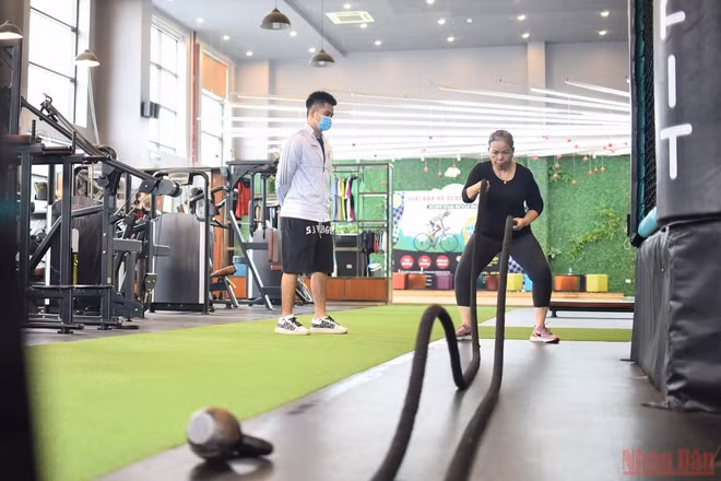 Người dân quay trở lại tập luyện sau nhiều ngày giãn cách. (Ảnh: Minh Duy)