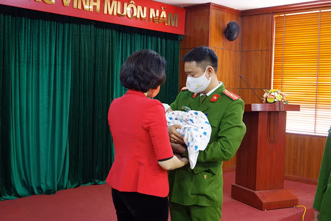 Cục Cảnh sát hình sự bàn giao trẻ sơ sinh trong Chuyên án giải cứu 5 trẻ sơ sinh hồi tháng 3 cho Trung tâm phụ nữ và phát triển thuộc Hội liên hiệp phụ nữ Việt Nam.