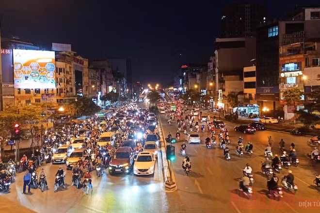Ghi nhận tình hình giao thông tại nút giao Ngã Tư Sở - Trường Chinh lúc 18 giờ 30 phút, ngày 13-11.