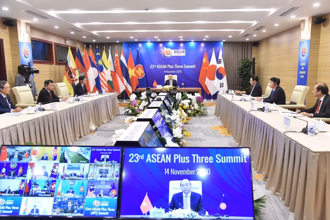 Thủ tướng Nguyễn Xuân Phúc chỉ ra thế mạnh của hợp tác ASEAN+3 trong ứng phó khủng hoảng. (Ảnh: TRẦN HẢI)