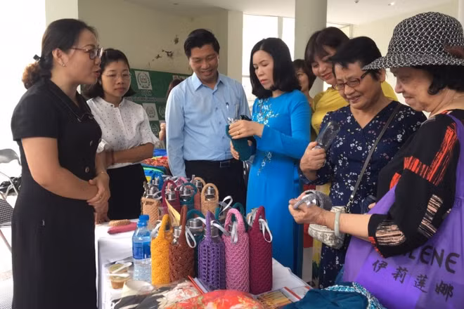 Giới thiệu sản phẩm của phụ nữ trong Ngày hội Phụ nữ Thủ đô khởi nghiệp và sáng tạo.