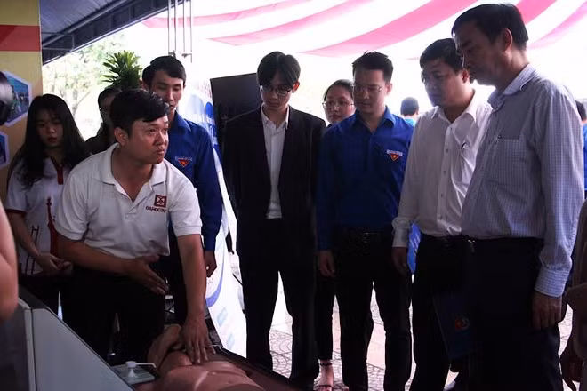 Đại biểu tham quan các dự án của đoàn viên, sinh viên