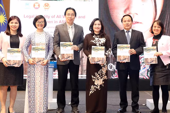 Ra mắt Báo cáo khu vực về "Thúc đẩy hòa nhập bền vững của Cộng đồng ASEAN thông qua việc bảo đảm địa vị pháp lý của phụ nữ và trẻ em ASEAN" tại Việt Nam (Ảnh: Molisa).