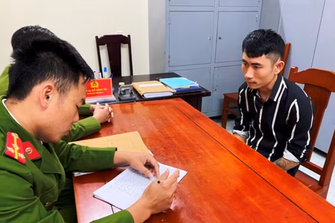 Công an lấy lời khai của đối tượng liên quan.