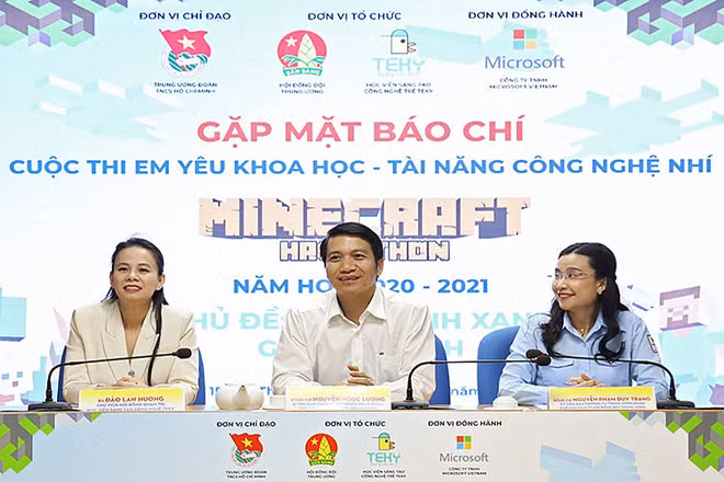 Các thành viên Ban Tổ chức cung cấp thông tin về Cuộc thi tại chương trình. 