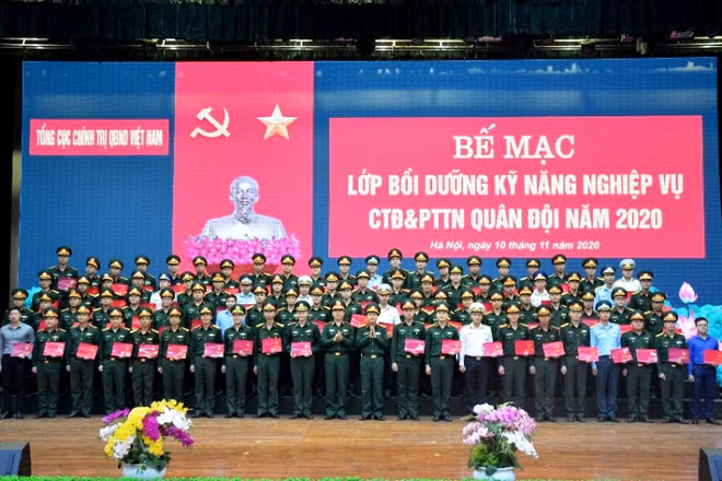 Ban tổ chức trao chứng nhận hoàn thành lớp bồi dưỡng tặng các học viên.
