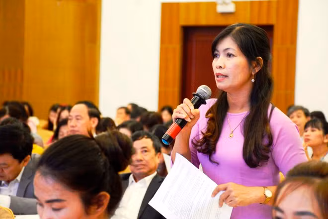 Các đại biểu thảo luận, bàn giải pháp tháo gỡ khó khăn, tăng cường tiếng Việt cho trẻ mầm non, học sinh tiểu học người DTTS.