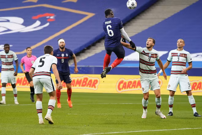 Paul Pogba trong nỗ lực thực hiện một pha đánh đầu trước sự bất lực của hàng thủ Bồ Đào Nha. (Ảnh: UEFA)
